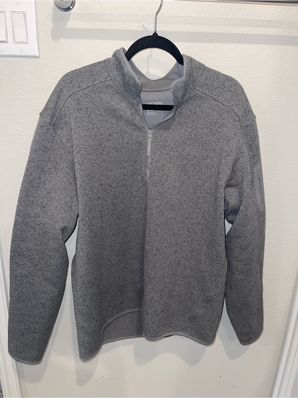 Arc'teryx Men's Heather Grey Quarter-Zip Pullover